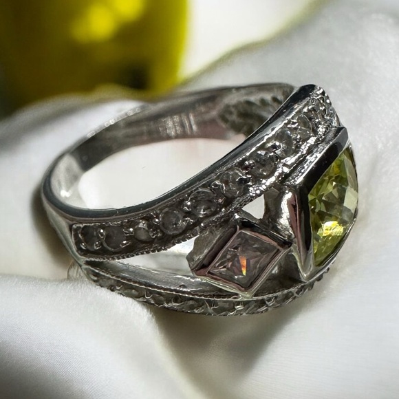 Peridot & CZ Diamonds Sterling Silver Ring Size 5.75 - Picture 4 of 14